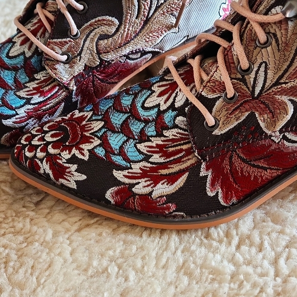 Fabulous NWOT Floral Tapestry Lace Up Cowgirl Western Boho Ankle Boots 👢 🤎💙 - Picture 2 of 16